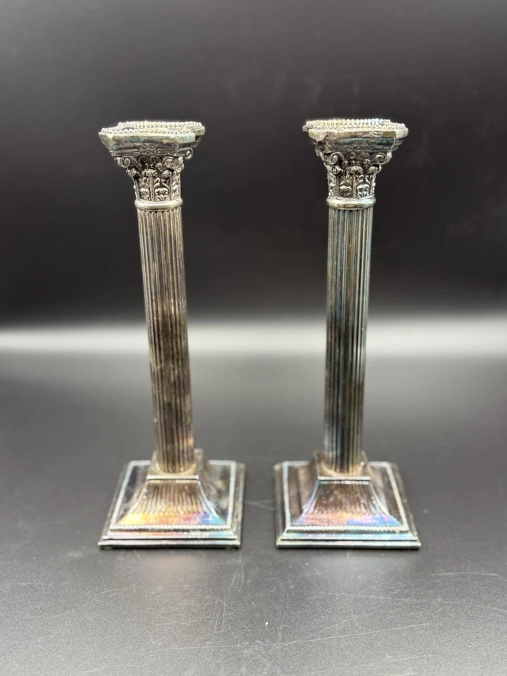 "Par de candelabros de columna corintia chapados en plata de 10"" base acanalada con cuentas de colección" Foto 3 de 4
