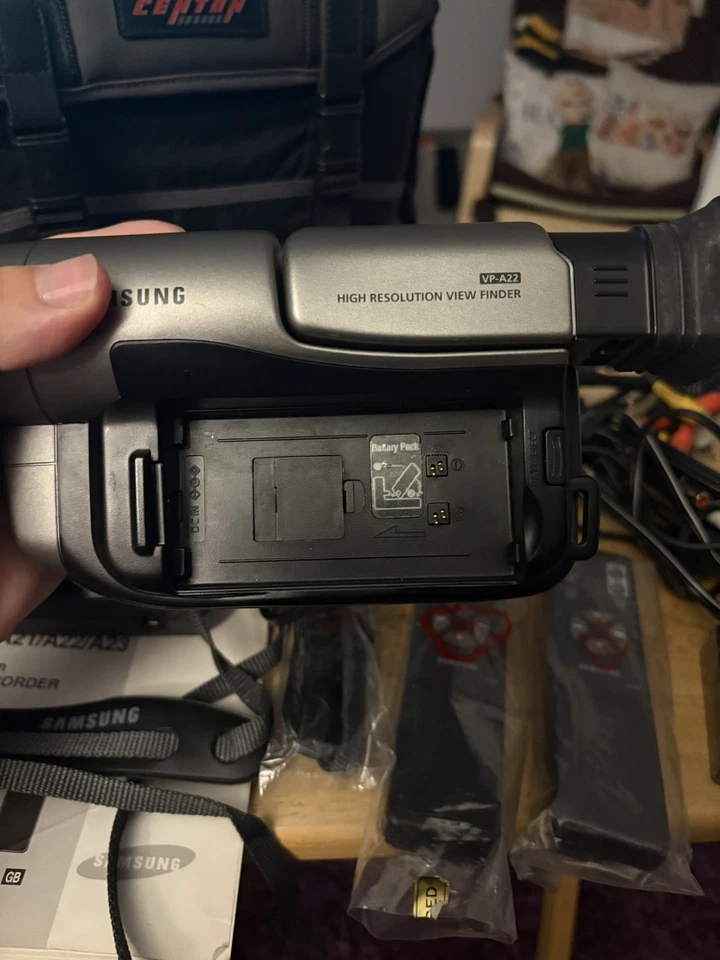 Samsung VP-A22 8mm Camcorder with Extras - Image 3 of 4