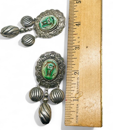 Vintage Lg 70s Green Glass Pharaoh Egyptian Revival Silver Tone Pierced Earrings - Picture 4 of 4