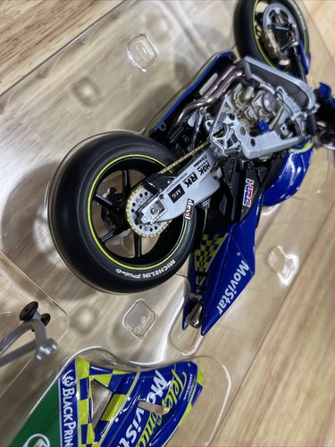 Minichamps 1/12 Scale 122 041015 - Honda RC211V S. Gibernau MotoGP 2004 - Picture 13 of 18