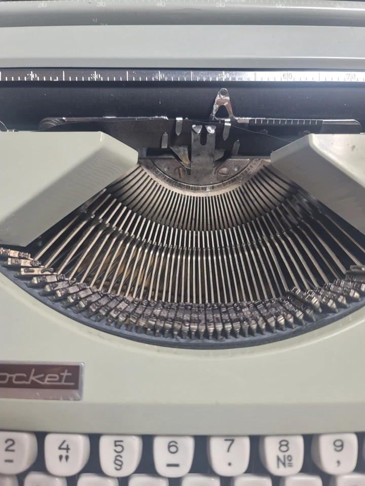 Máquina de escribir portátil cirílico-rusa Hermes Rocket verde menta MCM mediados de siglo Foto 3 de 4