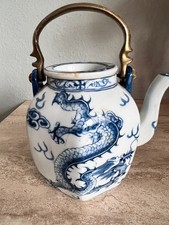 Vintage chinesische Teekanne, Drachenmotiv, blau-wei&szlig;es Porzellan, Messinggriff