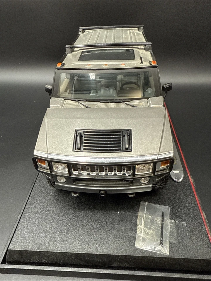 Maisto Premiere Edition Silver Hummer H2 SUV 1:18  - Image 2 of 4