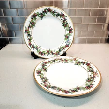 Royal Gallery The Holly and The Ivy 10.5” Dinner Plates Lot of 2
