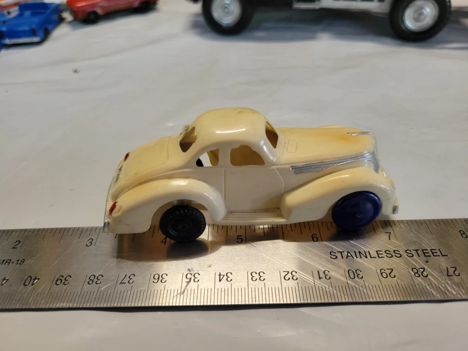 Coche de juguete de plástico duro vintage blanco Cadillac sedán ~ Lapin Products Foto 3 de 4