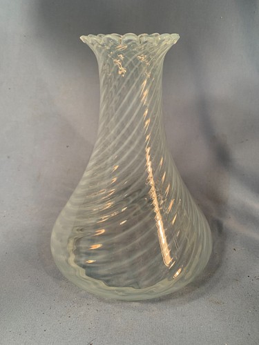 Ancienne lampe d'angle co abat-jour blanc opalescent tourbillon cheminée art verre