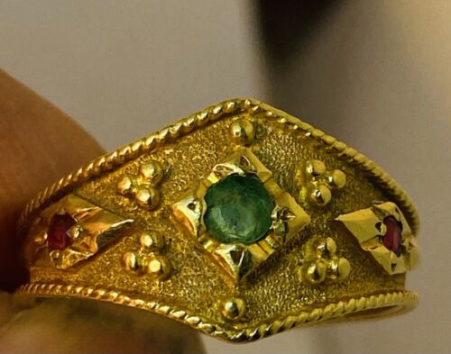 Antiker Massiv Ring 750 Gold mit 1 Smaragd und 2 Rubine - Picture 3 of 9