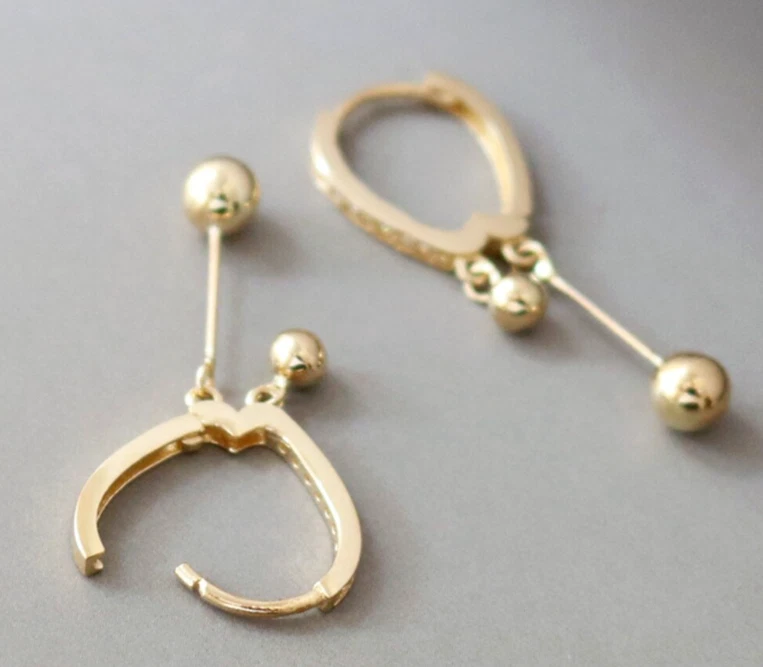 Pendientes colgantes colgantes de diamantes creados en laboratorio de 1,40 quilates de corte redondo enchapados en oro amarillo de 14 quilates Foto 3 de 4