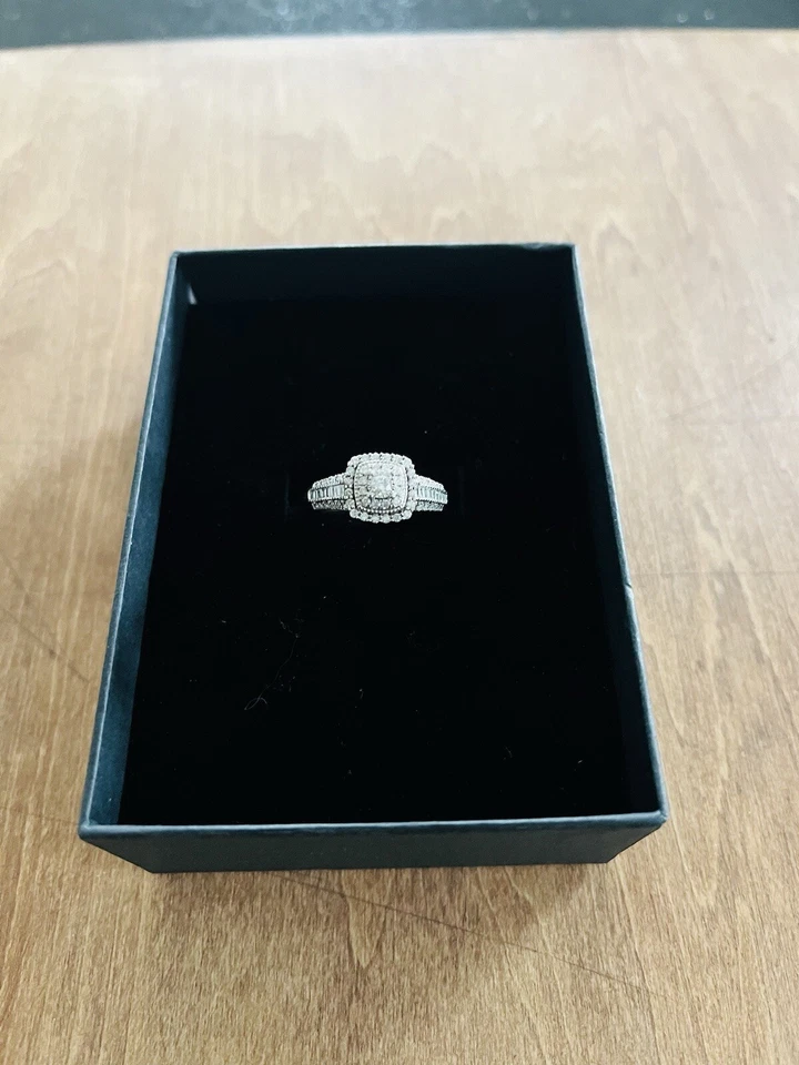 Diamond Engagement Ring 1/2 ct tw Round & Baguette 10K White Gold - Image 3 of 4