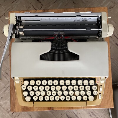 SINGER SCHOLASTIC BEIGE MANUAL TYPEWRITER AND CASE | eBay