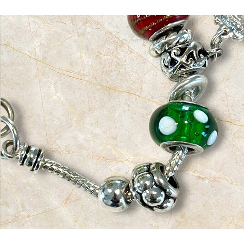 Pulsera con dije de Navidad en tono plateado estilo europeo cuentas de vidrio deslizantes - Imagen 9 de 11