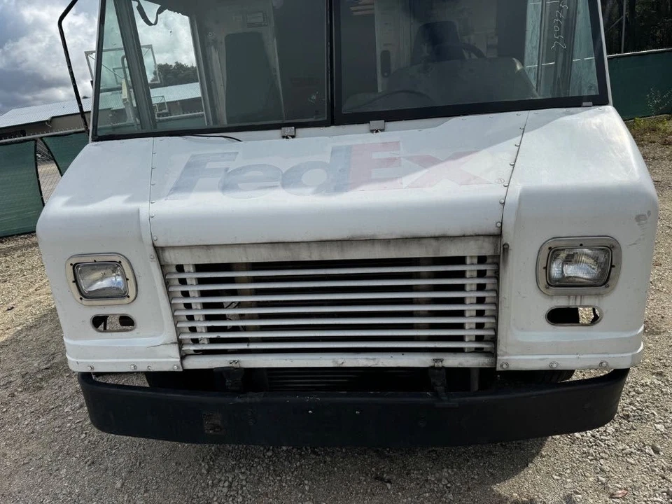 Parachoques delantero Freightliner MT45 2007 OEM blanco  Foto 3 de 4