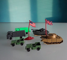 Lotto Modellini in Plastica Made in Hong Kong  6 Mezzi Militari + 2 bandiere.