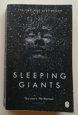 Sylvain Neuvel - Sleeping Giants UK 2017 Softcover sehr guter Zustand