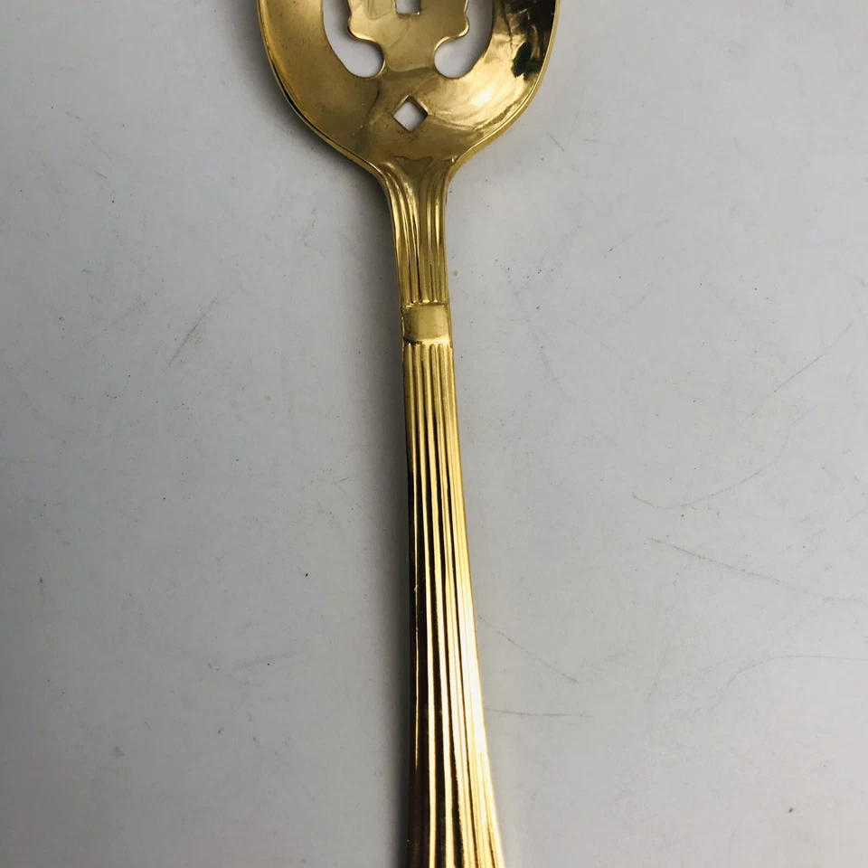 Hampton Forge 金色不锈钢扇贝罗纹图案开槽餐勺 8 — 第 3/4 张图片