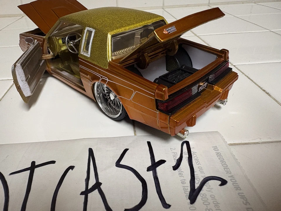 Jada 1/24 1987 Buick Grand National Custom Lowrider Leia Desc - Imagem 4 de 4