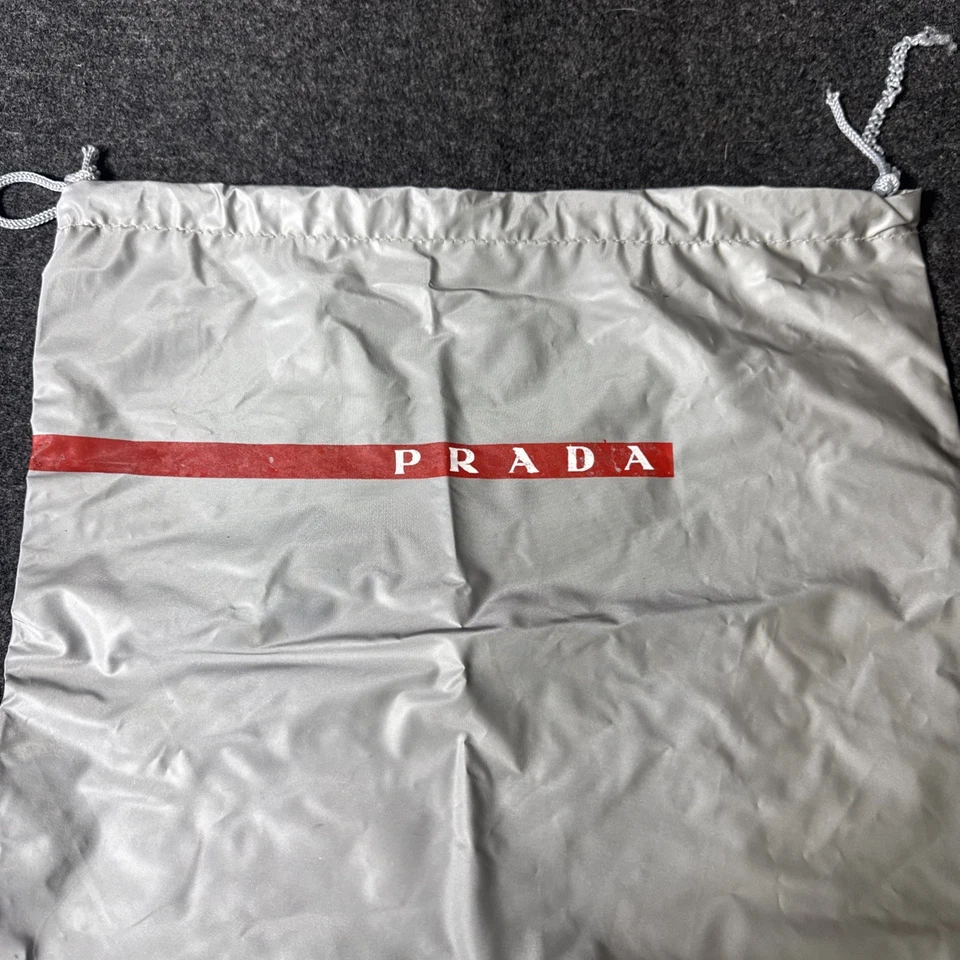 ¡Bolsa de almacenamiento de polvo de vinilo Prada gris plateado con cordón con logotipo rojo! 14"x13"" Foto 2 de 4