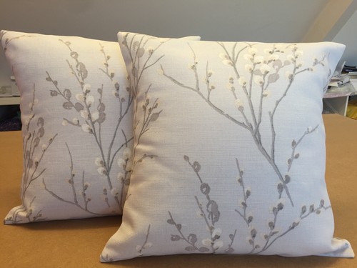 EIN HANDGEFERTIGTER WENDEKISSENBEZUG IN LAURA ASHLEY PUSSY WILLOW TAUBENGRAU - Bild 2 von 4