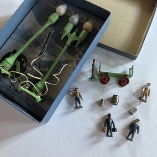 Vintage Gilbert American Flyer 578 Station Figures with Baggage Cart Lamps
