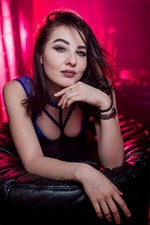 615598 Poster Stampa da Parete Club Paradise Sexy Modello Femmina Sfondo Rosso