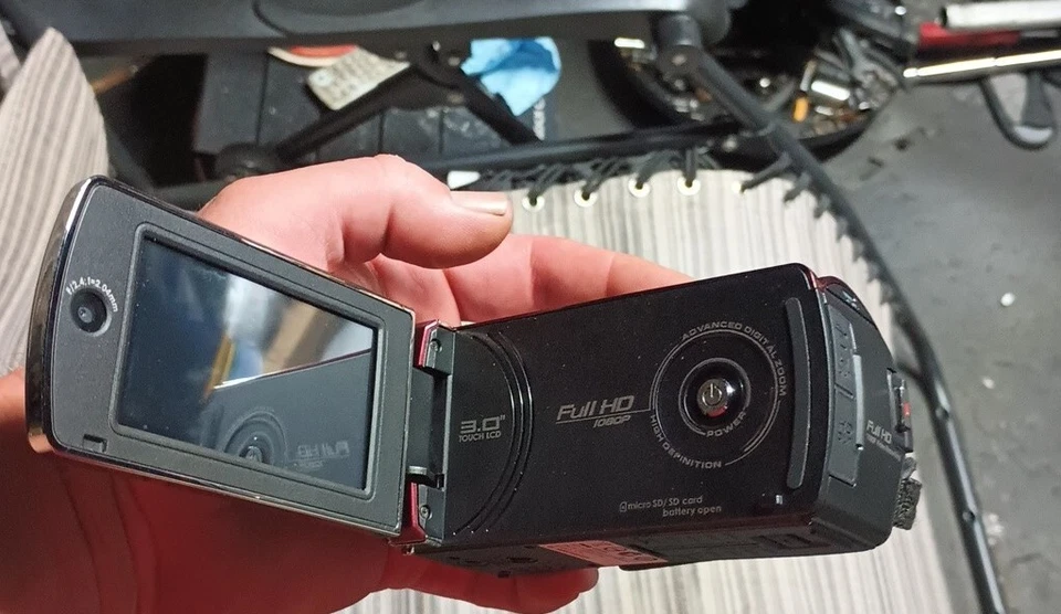 Polaroid ID975-RED16MP Camcorder with 3-Inch LCD Touch Screen (Red) w/0 Charger  - Image 3 of 4