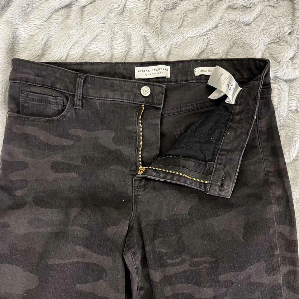 Pantalones de mezclilla Social Standard para mujer 12 tobillos ajustados negros camuflados elásticos grunge modernos Foto 4 de 4