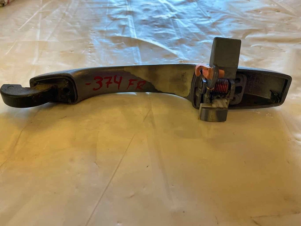 Manija de puerta exterior delantera derecha del lado del pasajero Dodge Magnum 2006-2010 derecha G Foto 2 de 4