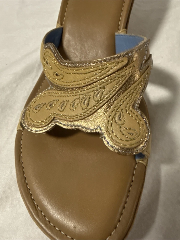 Sandalias INDIGO by Clarks Cuero Dorado Punta Abierta Tacones Bordados 7 M Foto 3 de 4