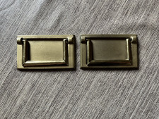 Nostalgische alte Schubladengriffe messingfarben