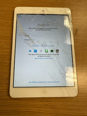 APPLE IPAD MINI 7.9'' 16GB WIFI - SILVER - MD531LL/A **CRACKED SCREEN**