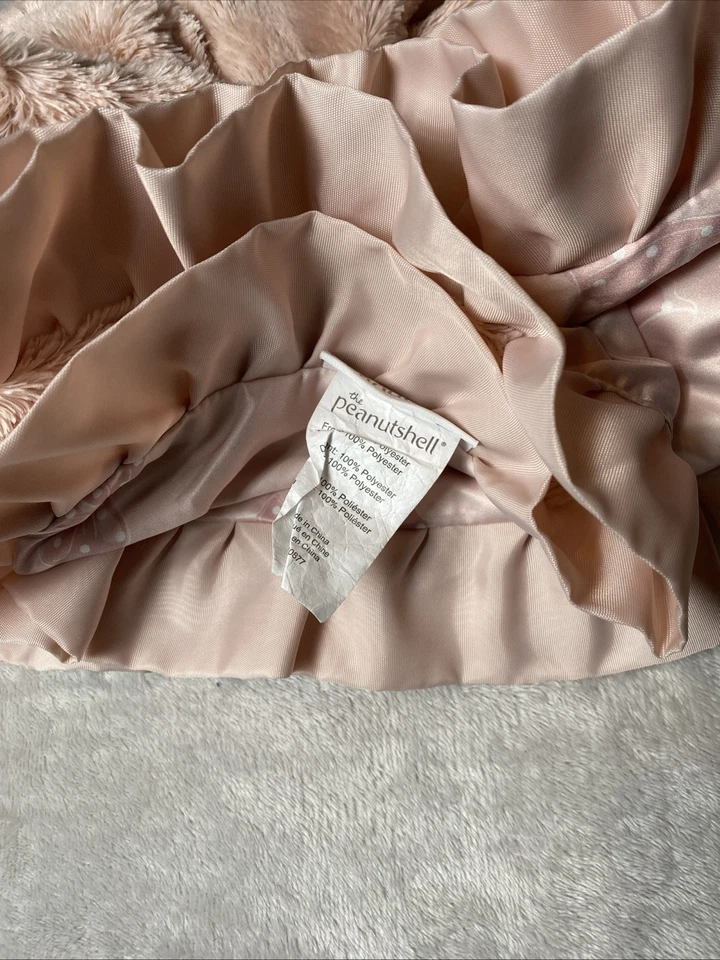 Manta para bebé The Peanutshell piel sintética reversible rosa lunares lazo volantes satinados Foto 3 de 4