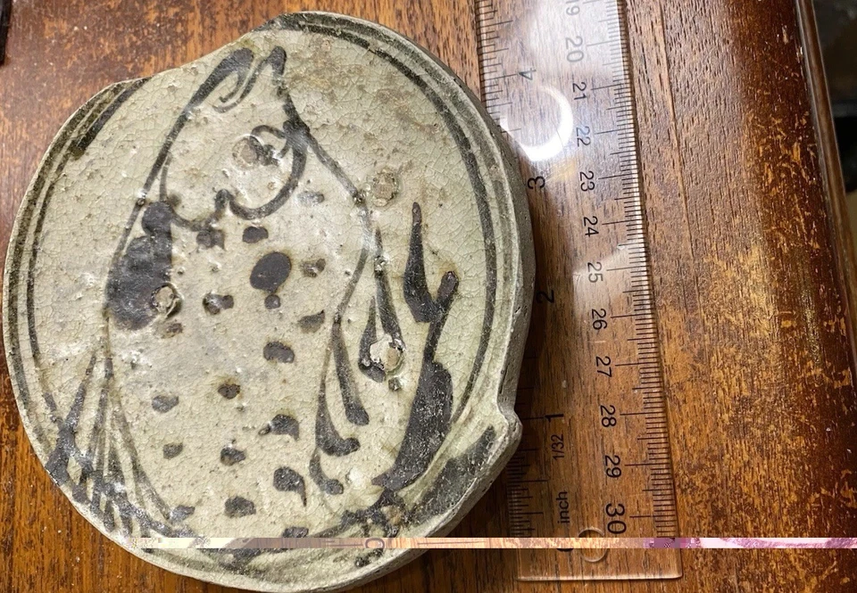 Antiguo plato de cerámica de gres tailandés con decoración de peces estilizados 13-15 Foto 4 de 4