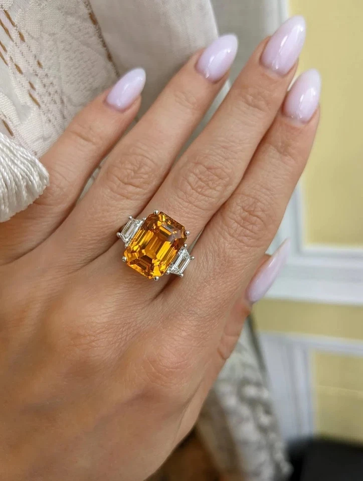 Alianza de diamantes de zafiro amarillo natural talla esmeralda de 4,50 quilates de oro blanco de 18 quilates 7 Foto 2 de 4