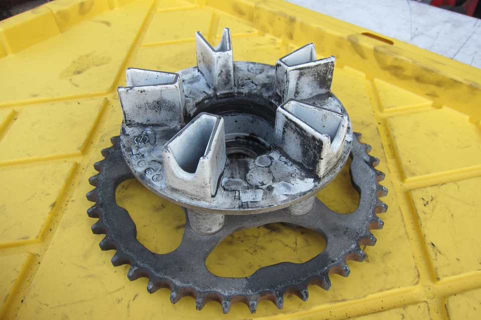 Honda Interceptor 700 1987 VFR 700 F2 OEM piñón trasero y soporte Foto 3 de 4