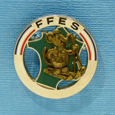 1 BROSCHE / F.F.E.S. FRANZÖSISCHER FÖDERATION SKILEHRER / DIE GRÜNE MAUS.