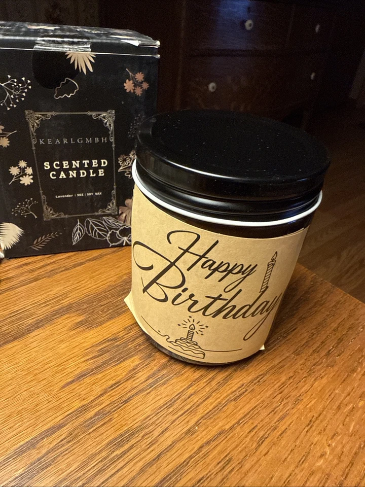 Vela tarro lavanda perfumada con soja “Feliz cumpleaños” nueva en caja Foto 2 de 4