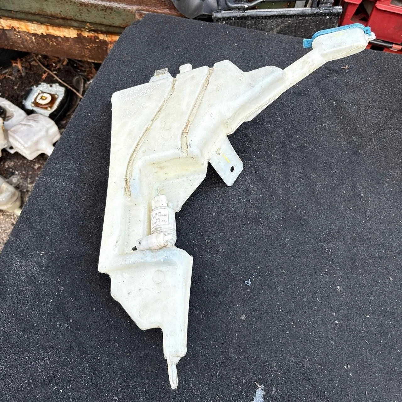 Washer bottle / reservoir with pump - overall