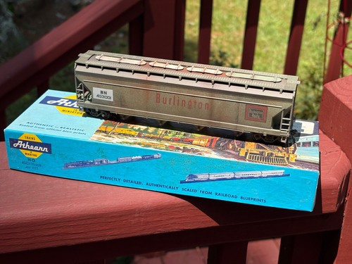 Tolva cubierta Athearn BN ex-Burlington ACF parcheada y desgastada #453001 | Condition: New