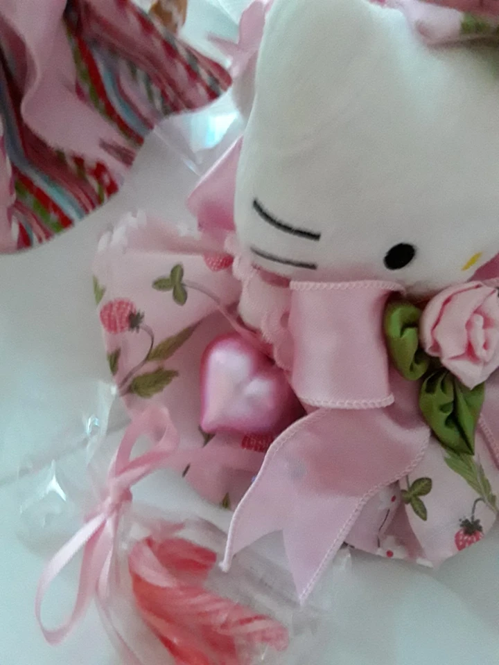 ROSAS ROSAS, FRESAS Y LAZOS VESTIDOS HELLO KITTY CON CORAZÓN ORNIE Y CARAMELOS Foto 3 de 4