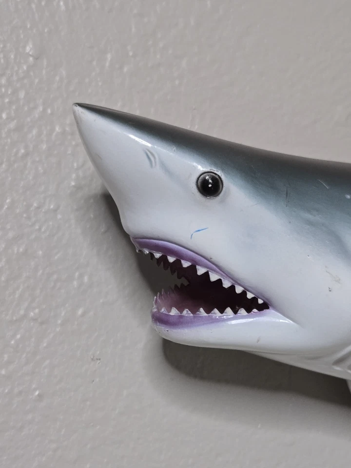 Tiburón 3D Colgante de Pared Decoración 28" Largo con Arañazos  Foto 2 de 4