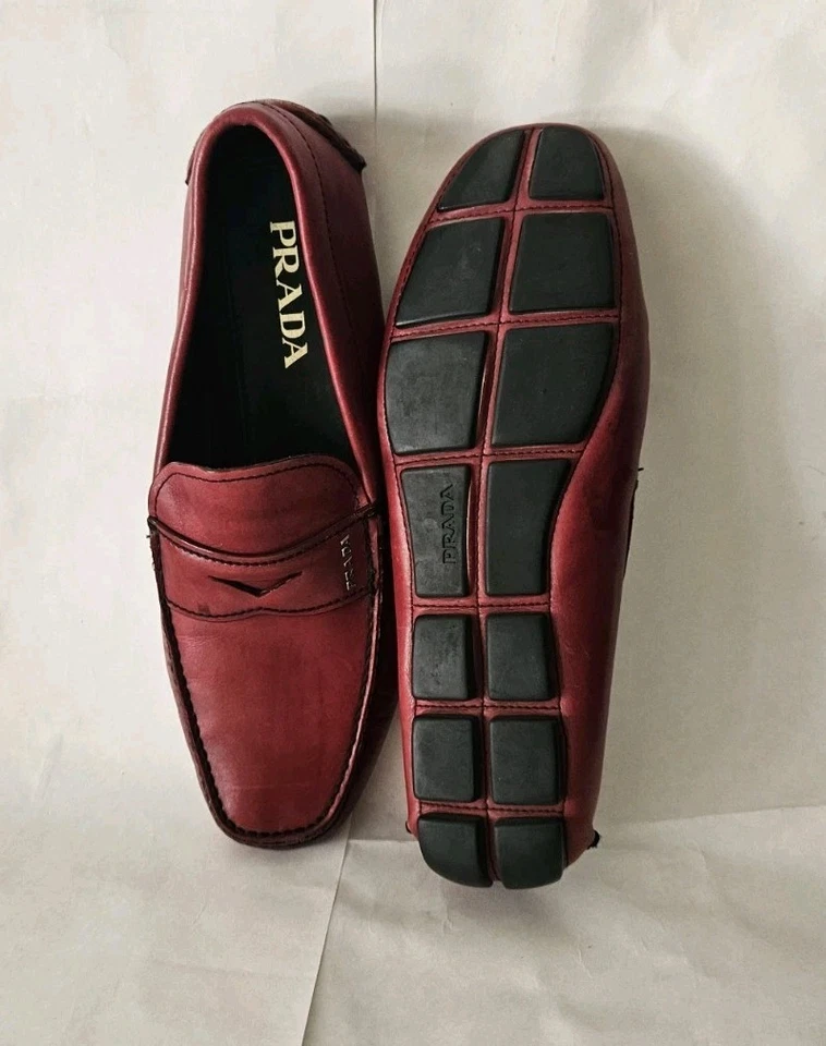 Zapatos mocasines de conducción Prada de cuero rojo oscuro con broca plateada para hombre Reino Unido 8,5 EE. UU. 9,5 Foto 4 de 4