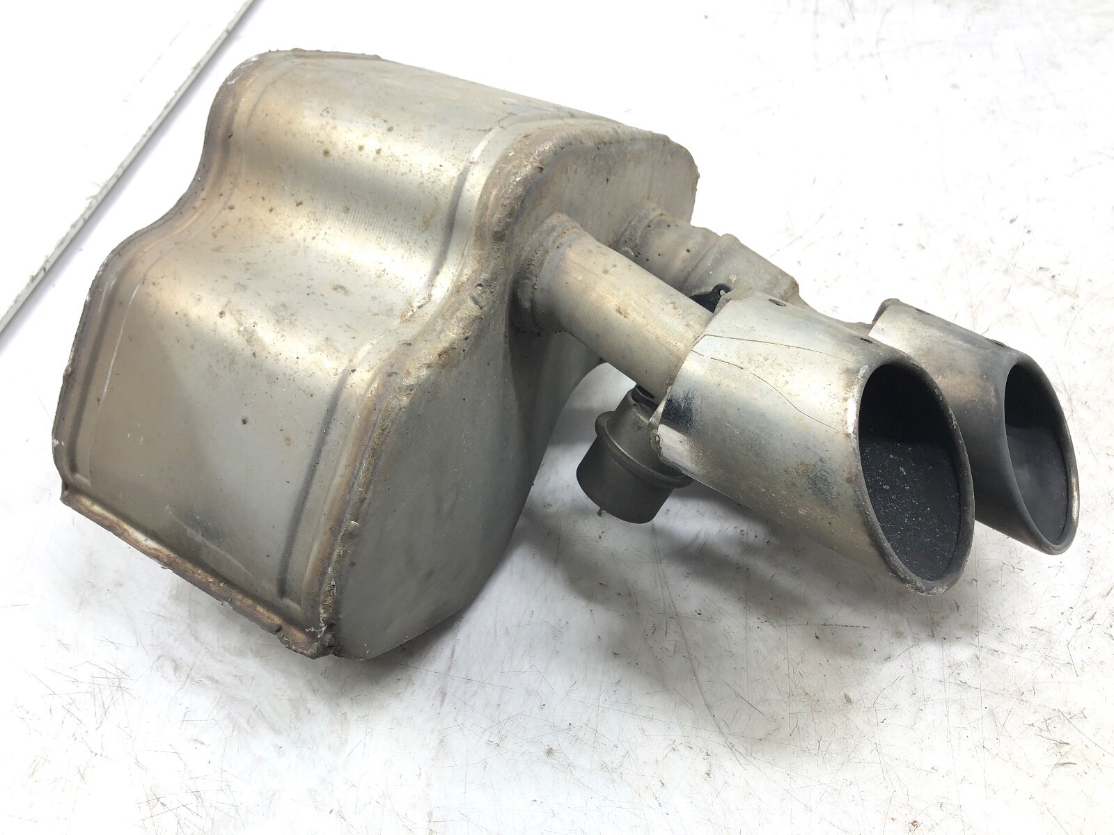 2014-2019 MASERATI GHIBLI RIGHT REAR EXHAUST MUFFLER BAFFLE TIPS SILENCER OEM.