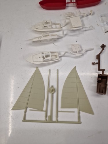 Kibri 8271 X4 Sailing & Motor Boat Self Build Kit 1/87 Scale HO Scale - Picture 9 of 12