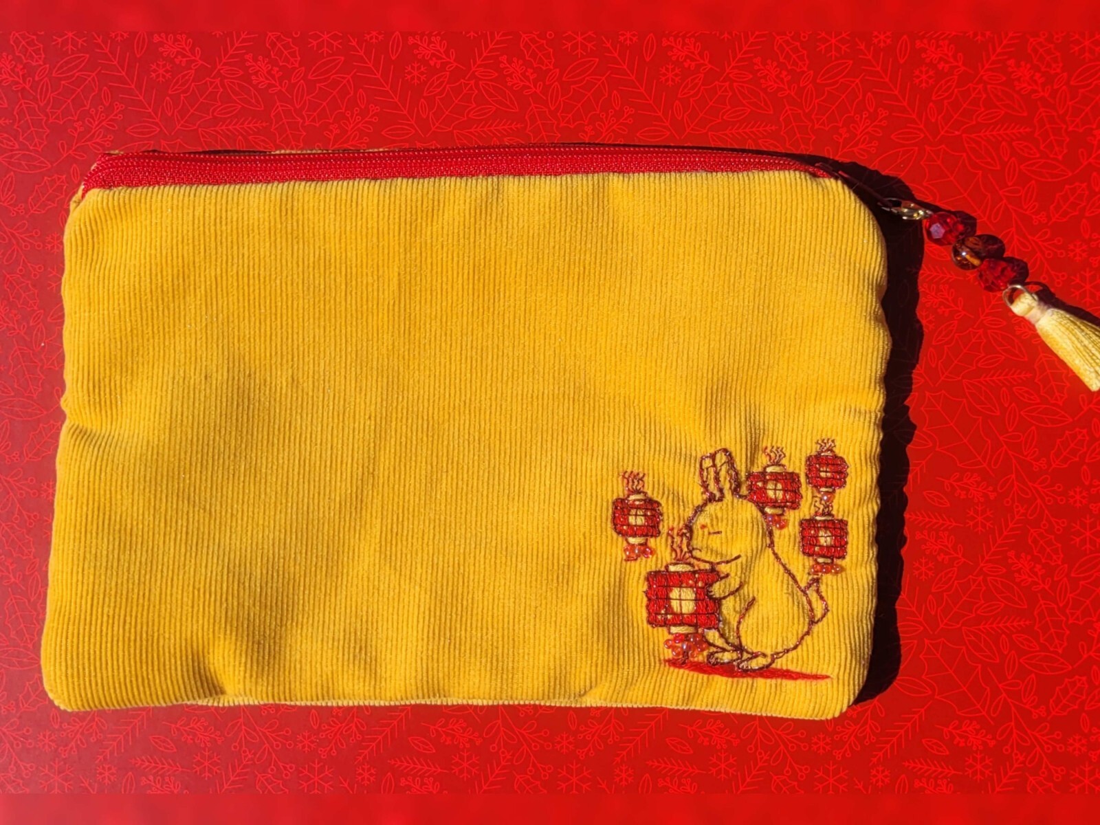 Trousse brodée main Red Lantern bunny en coton beige pour maquillage