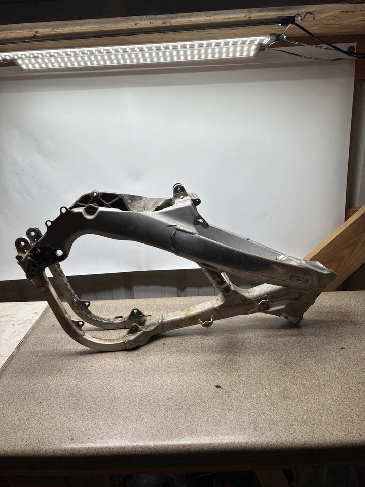 Honda CRF 250R CRF250R 2005 cuadro chasis principal aluminio Foto 3 de 4