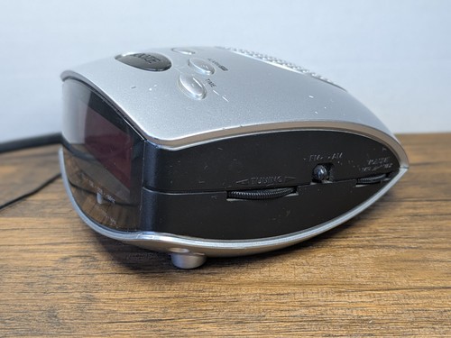 Durabrand AM/FM Alarm Clock Radio Model CR-502 w/ Red Display, Issues* - Picture 5 of 14