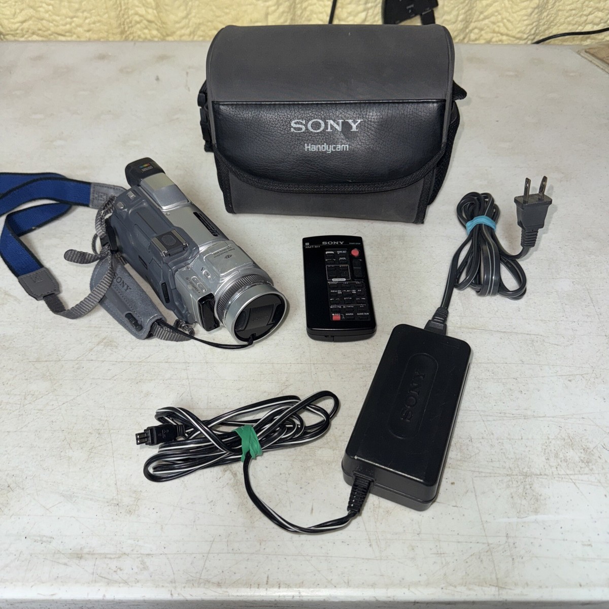 Sony Handycam DCR-TRV70 Mini-DV Camcorder w/charger & Remote