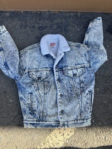 Chaqueta denim sherpa Levi's lavado ácido 1980s  Esta prenda es una chaqueta - product listing photo