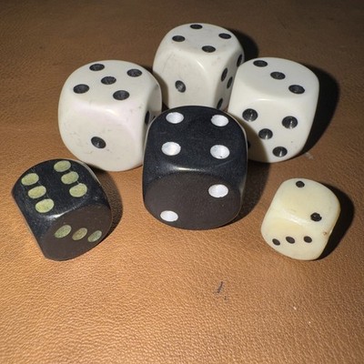 6 alte Würfel Glücksspiel Kartenspiel Vintage drei verschiedene Größen 