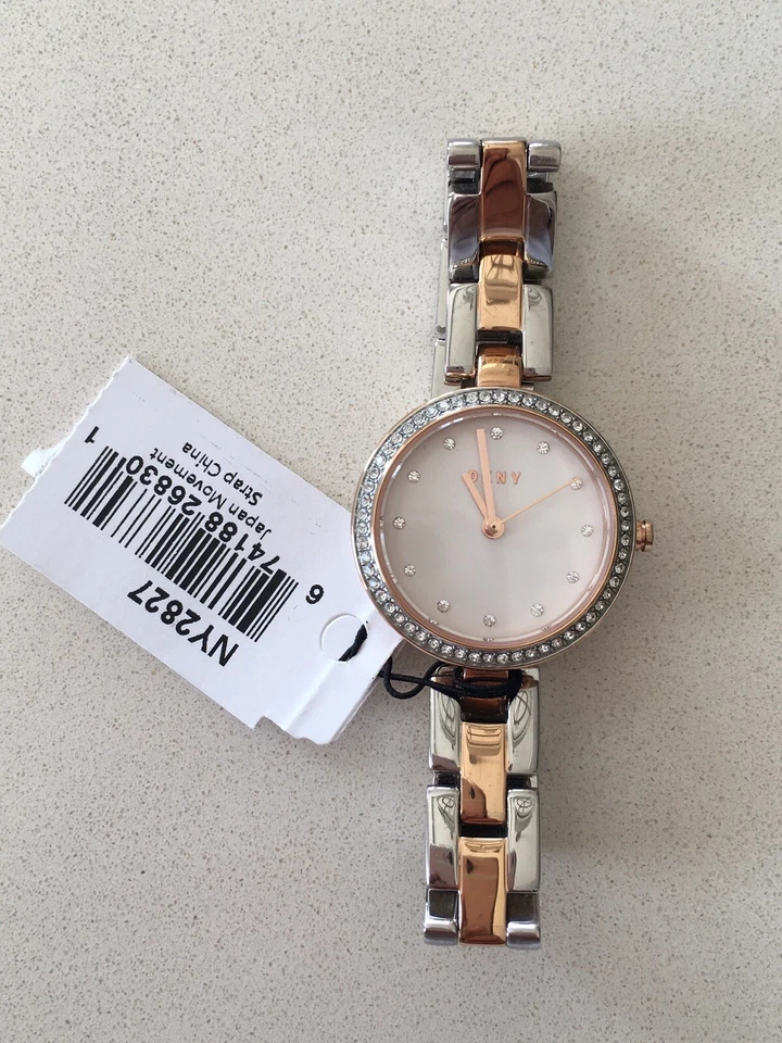 $155 Reloj DKNY City Link Cuarzo Cristal Tono Plata y Dorado Damas NY2915 Foto 3 de 4